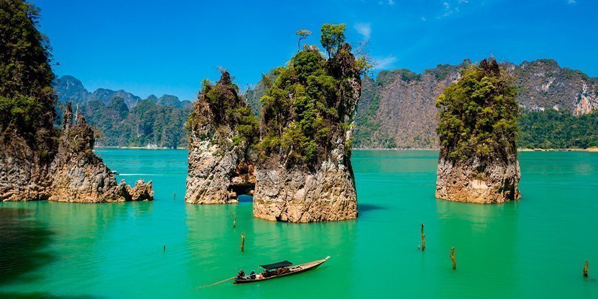 Overzicht van het meer in Khao Sok Nationaal Park