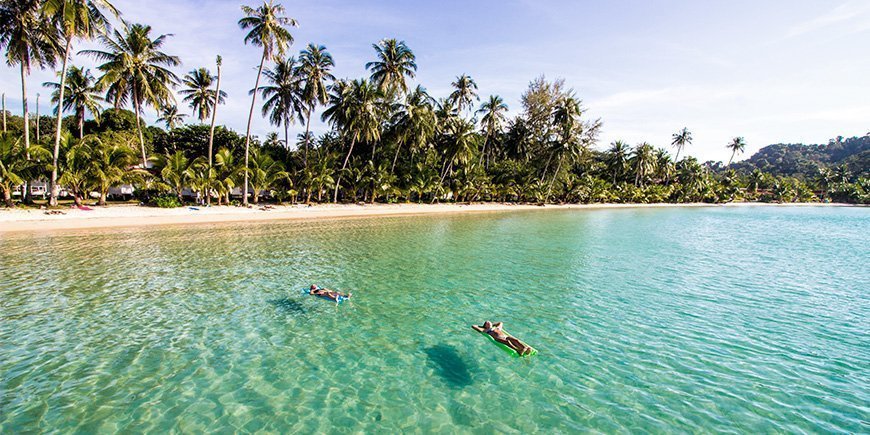 Mensen ontspannen in het water op het strand op Koh Kood