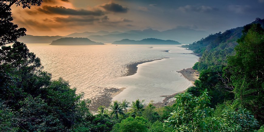 Zonsondergang en regenwoud op Koh Chang