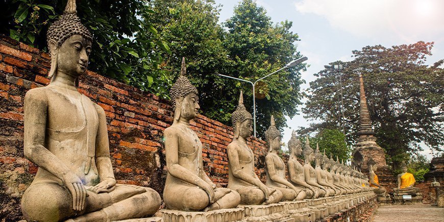 Beelden op een rij bij Wat Yai Chai Mongkhon in Ayutthaya, Thailand