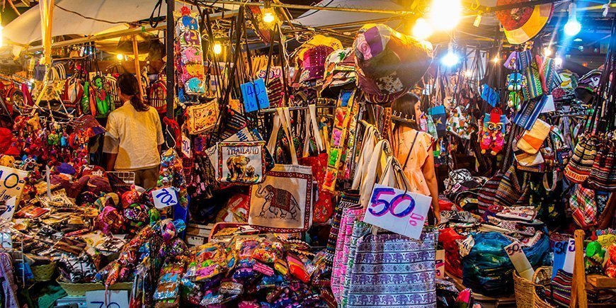 Zondagmarkt in Chiang Mai in Noord-Thailand