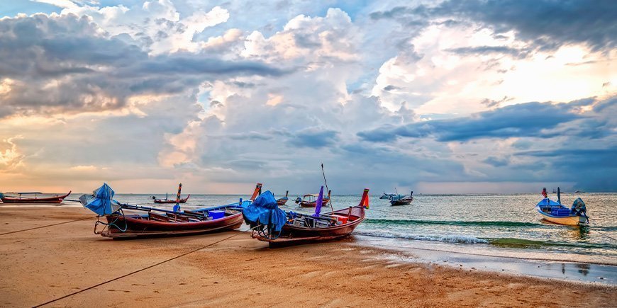 Boten op Kamala Beach in Phuket