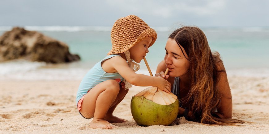 Jonge vrouw en kind op een strand in Thailand