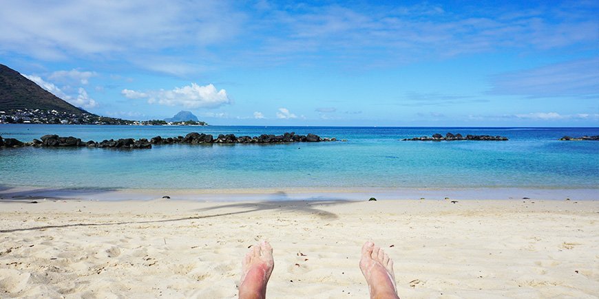 Strand in het westen van Mauritius