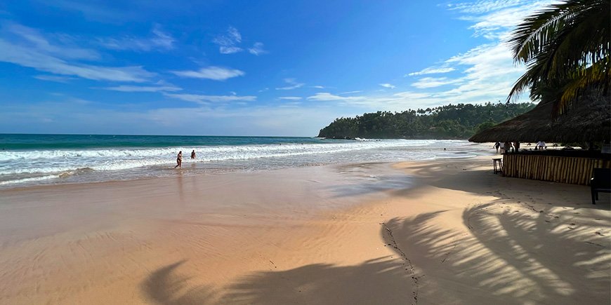 Blauwe lucht op het strand van Mirissa in Sri Lanka