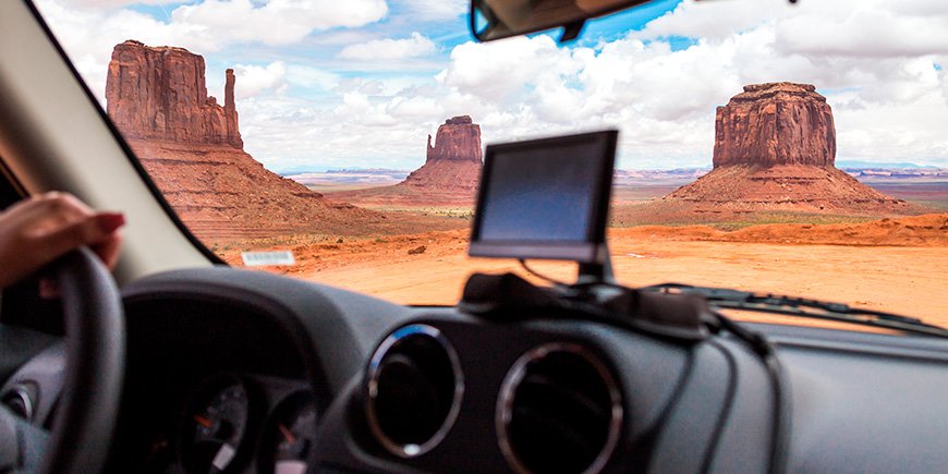 Auto volgt GPS in Monument Valley, VS