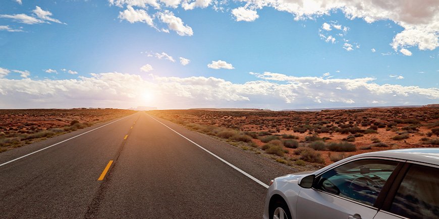 Auto rijdt aan de rechterkant van de weg in Nevada, VS