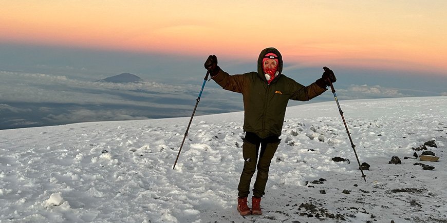 TourCompass reisspecialist Kat op de top van de Kilimanjaro