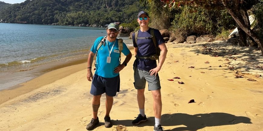 Claus en gids op een strand op Ilha Grande