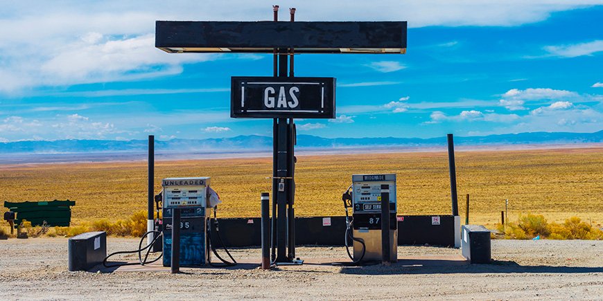 Oud tankstation op een verlaten weg in de VS