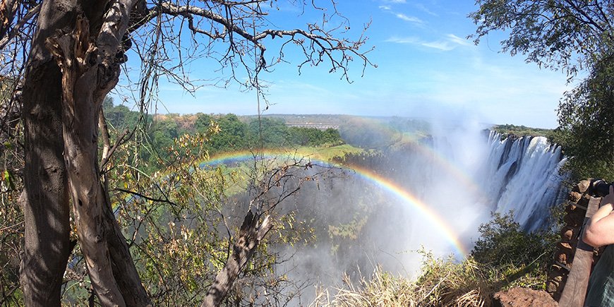 Regenboog over Victoria Watervallen in Zambia