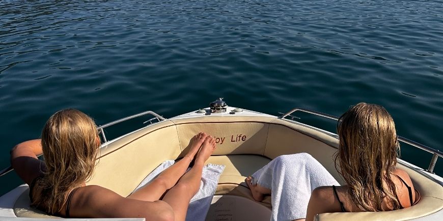 twee vrouwen ontspannen op een boot op Ilha Grande