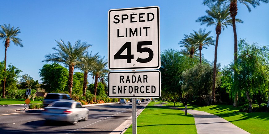 Verkeersbord met snelheidslimiet op de weg in Californië