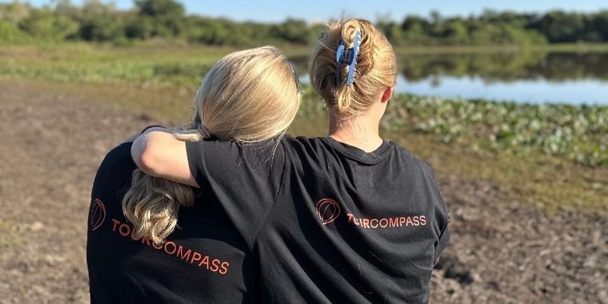 Twee vrouwen knuffelen in Pantanal in Brazilië