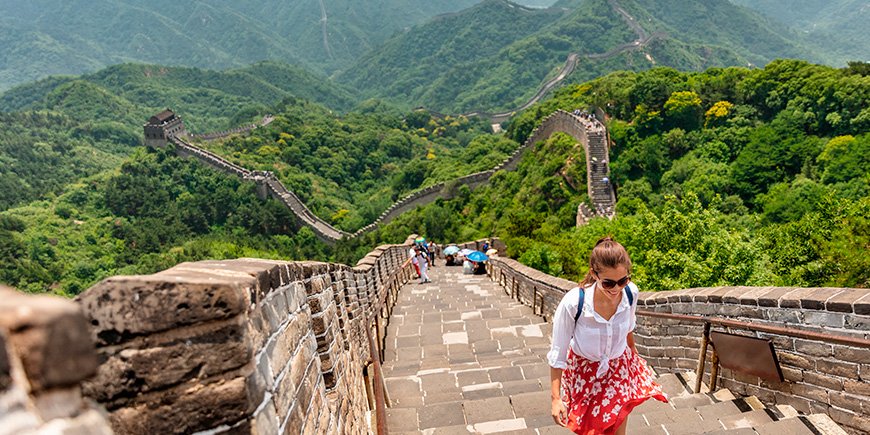 Wandelende vrouw op de Chinese Muur in Beijing, China