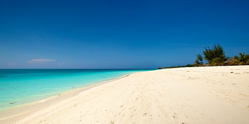 Wolkeloze dag op het strand in Zanzibar in januari