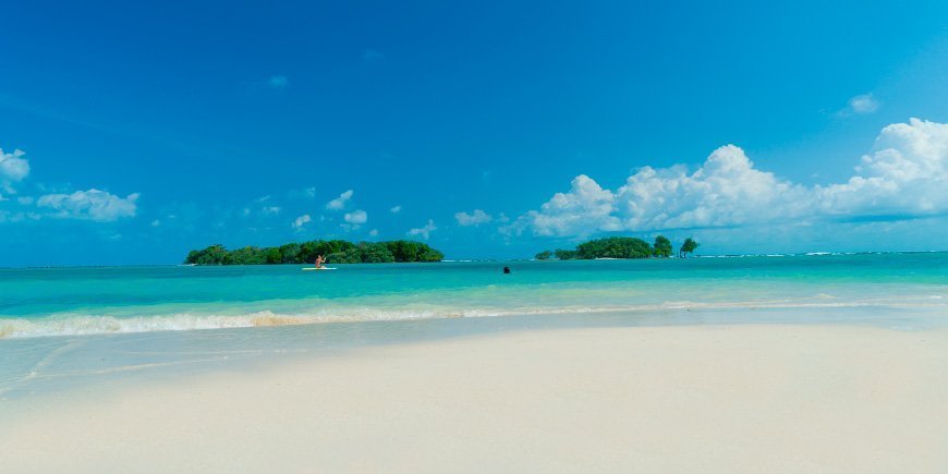 Blauwe lucht boven Chaweng Beach op Koh Samui