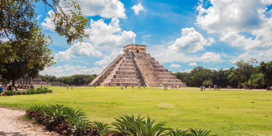 Piramide van Chichen Itza in Mexico op een zonnige dag