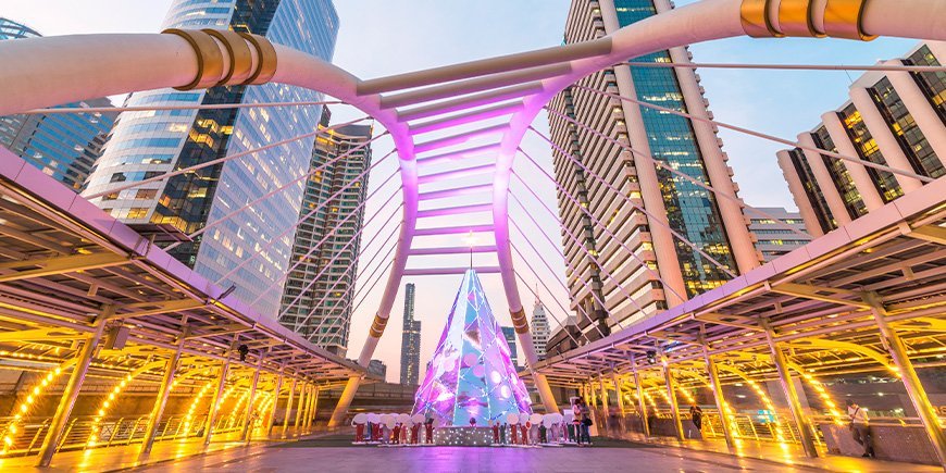 Kerstversieringen op de sky train in Bangkok