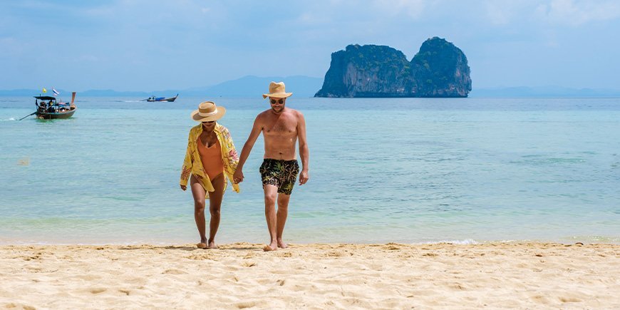 Paar loopt op het strand op Koh Ngai eiland in Thailand