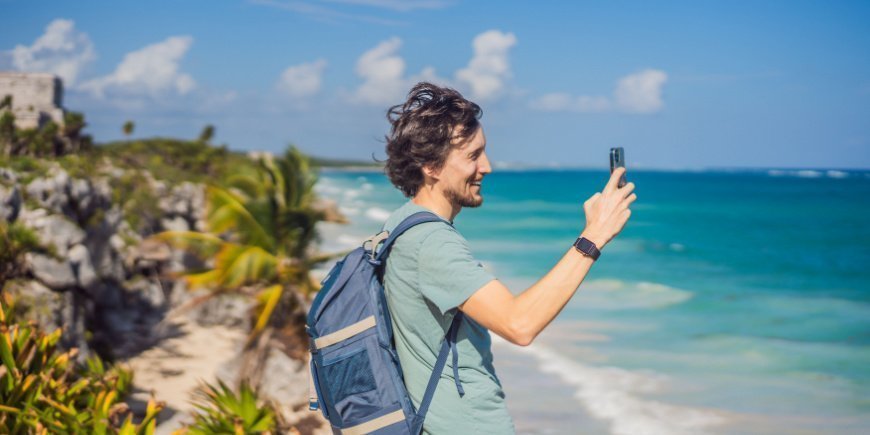 Man maakt foto's van de omgeving in Tulum, Mexico