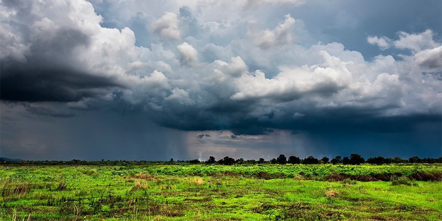 Regen boven Thaise landschappen