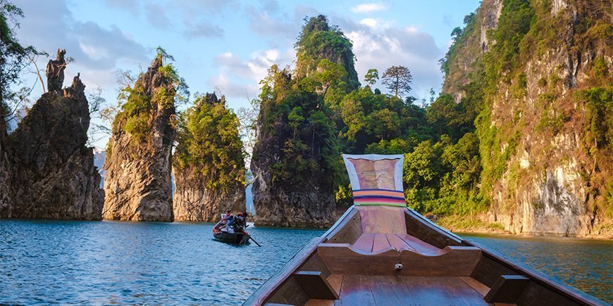 Bootje varen op het meer in Khao Sok National Park