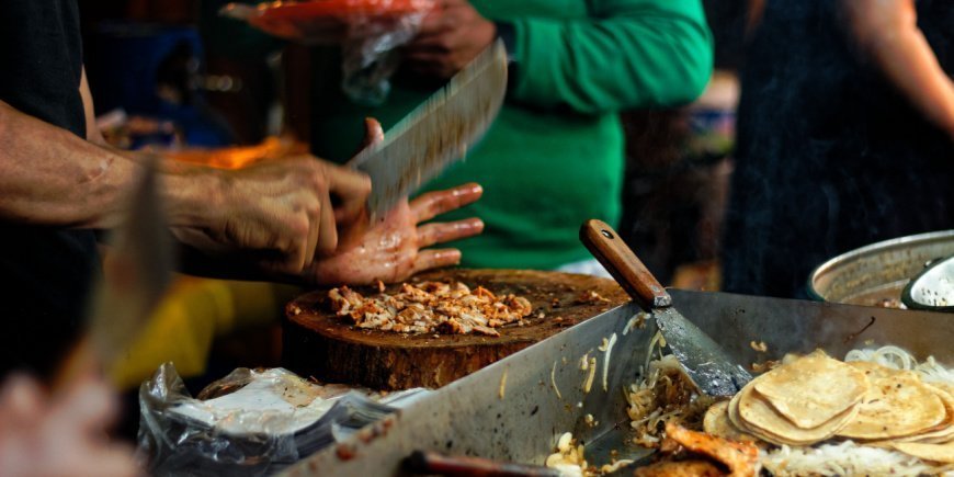 Koken in een straatkeuken in Mexico