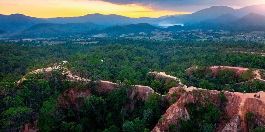 Zonsondergang over Pai Canyon in Noord-Thailand