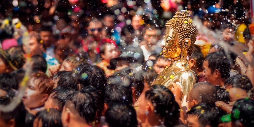 Mensen houden een watergevecht op straat tijdens Songkran