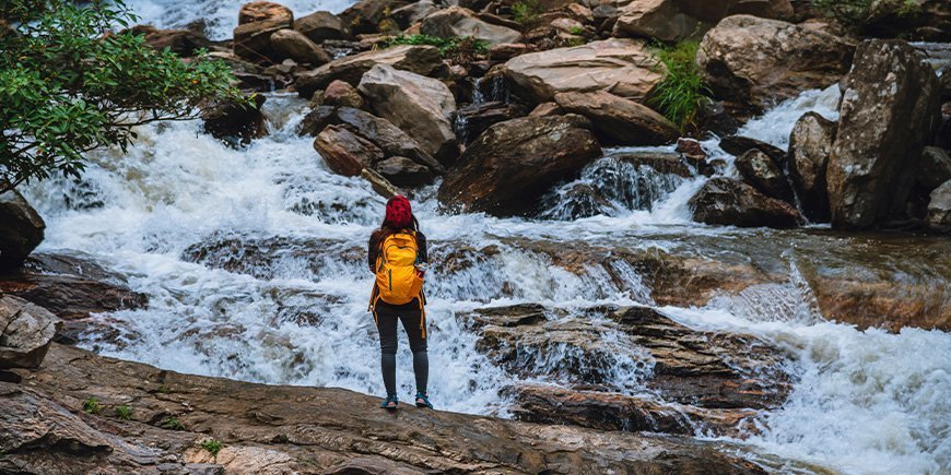 Vrouw bewondert de Maw Ya waterval bij Chiang Mai