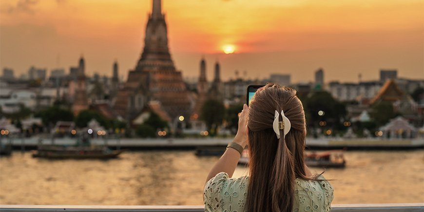 Vrouw neemt foto van Wat Arun in Bangkok