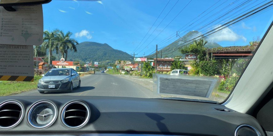 uitzicht vanuit het raam van een auto in costa rica