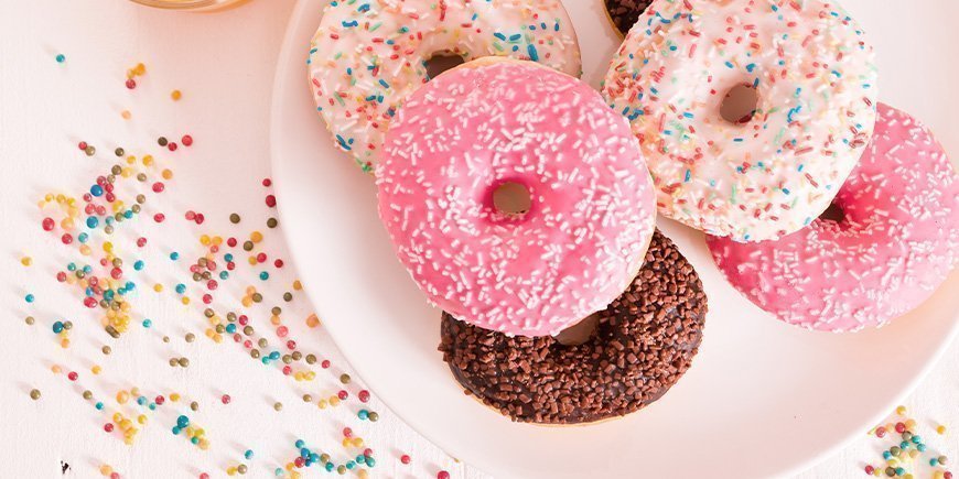 kleurrijke donuts op een schotel