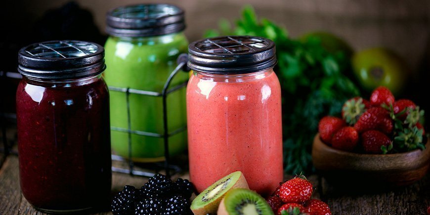 fruitsmoothie in verschillende kleuren