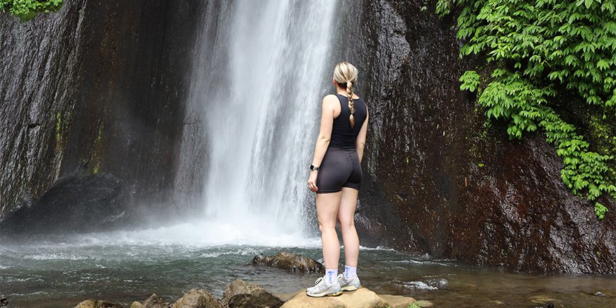 Louisa staat voor de Red Coral waterval