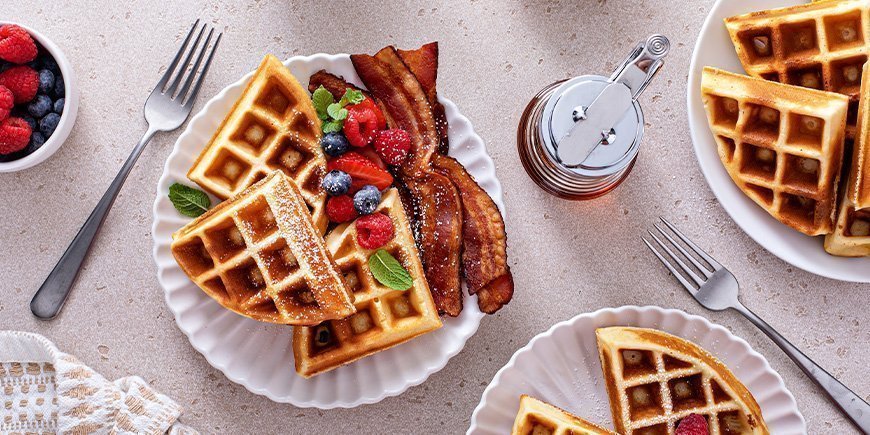 wafels met stroop en fruit