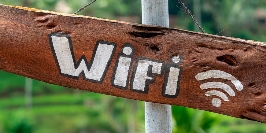 Wifi-bord op een stuk hout in Bali