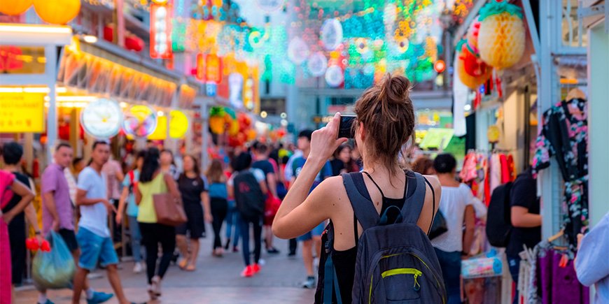 Fotograferende vrouwen in Chinatown in Singapore