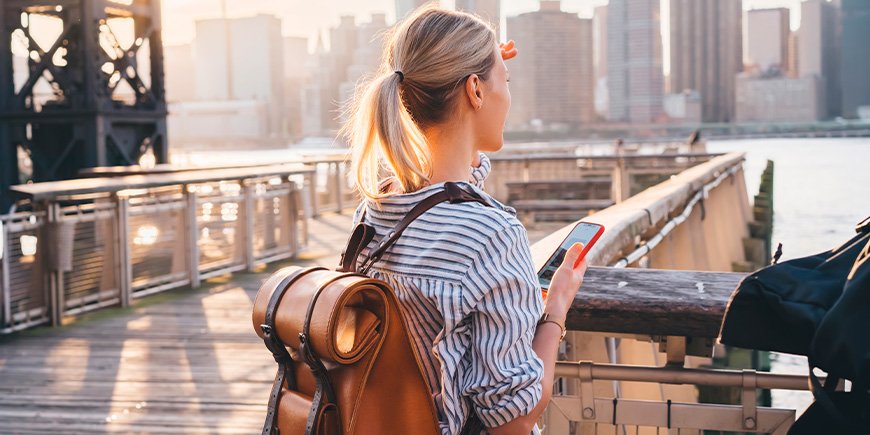 Vrouw op zoek naar iets in New York