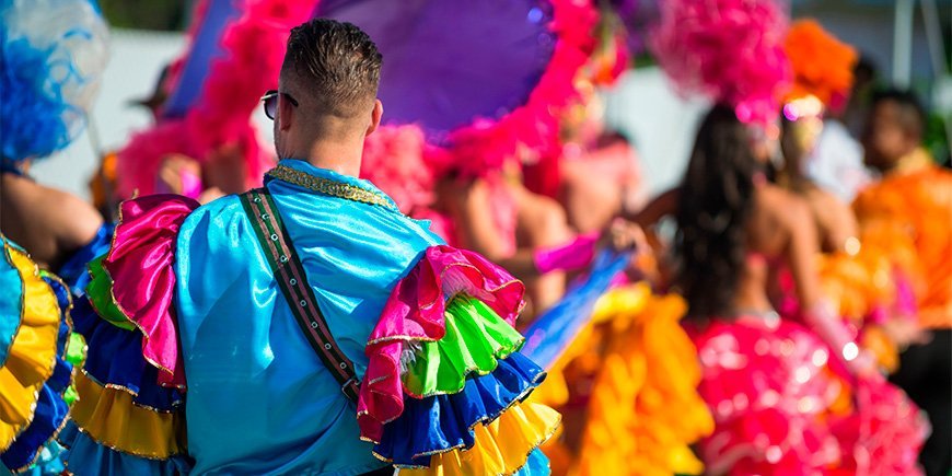 Kleurrijke kostuums voor carnaval in Rio, Brazilië