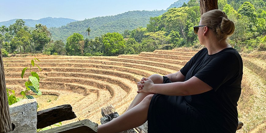 Michelle geniet van het prachtige uitzicht in Ban Huay Hom Village