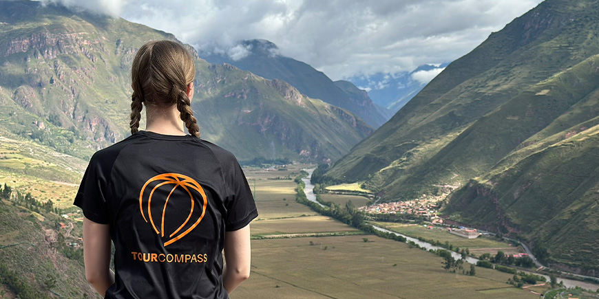 Vrouw met een TourCompass t-shirt op verkenning in Cusco in Peru