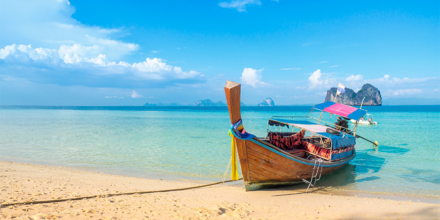 Longtailboot op het eiland Koh Ngai in Thailand