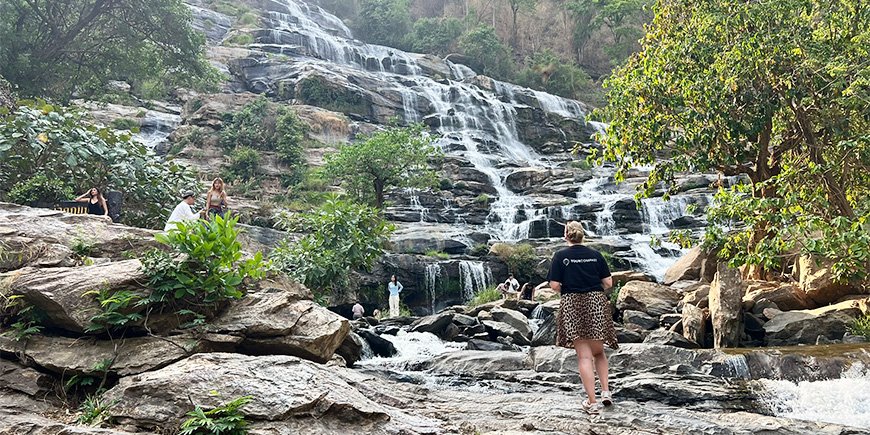 Michelle bij de Mae Ya waterval in Mae Sariang, Noord-Thailand