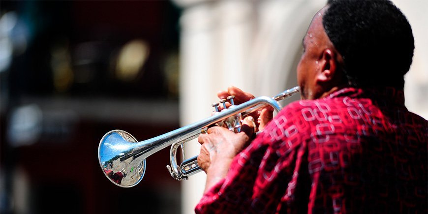 Man speelt trompet in New Orleans