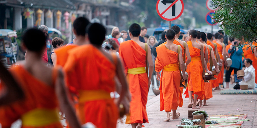 Monniken geven aalmoezen in Luang Prabang, Laos