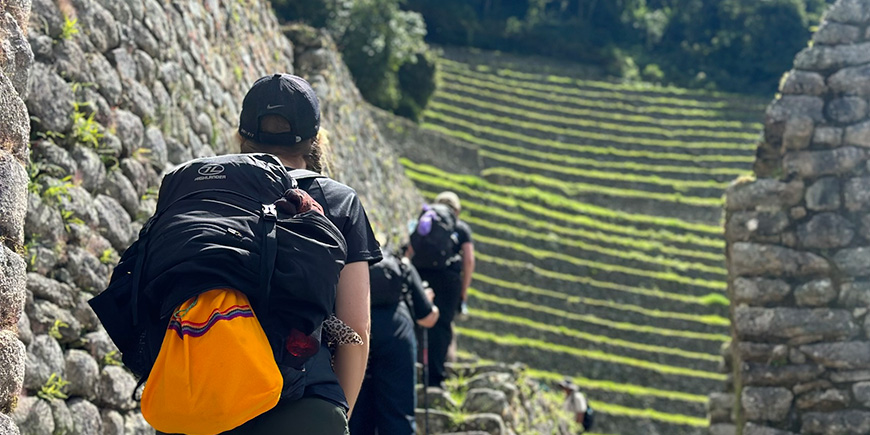 Vrouwen naderen Machu Picchu op de Inca Trail in Peru