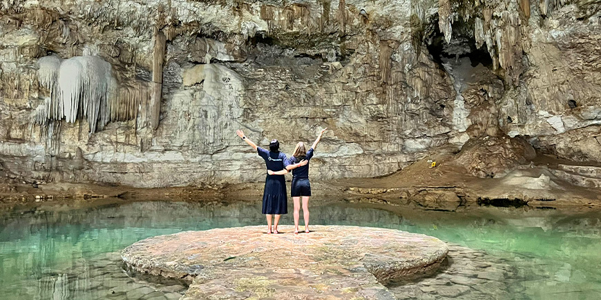 2 vrouwen staan in de Suytun cenote in Yucatán, Mexico