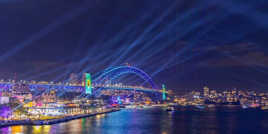 Levendig Sydney lichtfestival met lichtjes boven de Harbour Bridge